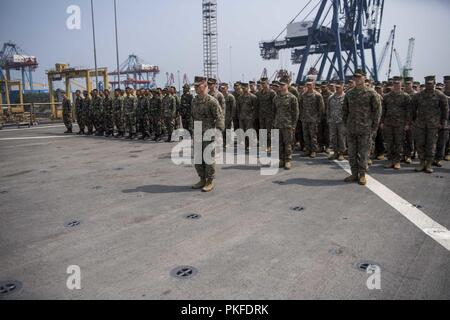 JAKARTA, INDONÉSIE (16 août 2000 12, 2018) - U.S. Marines indonésienne et se tenir sur le pont de vol de classe Whidbey Island landing ship dock USS Rushmore (LSD 47) au cours de la coopération et de la formation de préparation à flot (CARAT) 2018. CARAT en Indonésie, en sa 24ème itération, est conçu pour accroître l'échange d'information et de coordination, de bâtir la capacité de combat de mutuelle et favoriser à long terme la coopération régionale permettant aux deux forces armées partenaire d'opérer efficacement ensemble comme une force maritime unifié. Banque D'Images