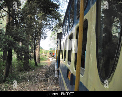 Voir de vieux train toujours en cours d'exécution entre Ooty et Coonoor, Tamilnadu, Inde, Asie Banque D'Images