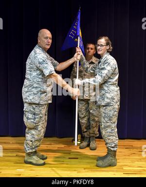 California Air National garde le Lieutenant-colonel Karen R. Bogdan prend le commandement de la 171e Escadre de ravitaillement en vol de l'Escadron de maintenance au cours d'une cérémonie de passation de commandement auprès de collègues et membres de la famille à la 171e Escadre de ravitaillement en vol le 5 août 2018, près de Pittsburgh. Banque D'Images