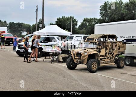 Les membres du grand public affiche visite organisée par le Fort McCoy (Wisconsin) Direction des services d'urgence le 7 août 2018, dans le cadre d'une soirée événement à Tomah, Wisconsin (Etats-Unis) Des centaines de personnes ont assisté à l'événement, qui a eu lieu au Parc du Sparta Winnebago. Introduit en 1984 par l'Association nationale de la ville, regarder la nuit dehors est un organisme de prévention du crime qui travaille en collaboration avec des milliers de groupes de surveillance de la criminalité et les organismes d'application de l'ensemble du pays. Banque D'Images