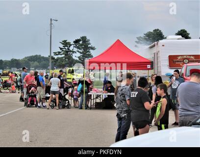 Les membres du grand public affiche visite organisée par le Fort McCoy (Wisconsin) Direction des services d'urgence le 7 août 2018, dans le cadre d'une soirée événement à Tomah, Wisconsin (Etats-Unis) Des centaines de personnes ont assisté à l'événement, qui a eu lieu au Parc du Sparta Winnebago. Introduit en 1984 par l'Association nationale de la ville, regarder la nuit dehors est un organisme de prévention du crime qui travaille en collaboration avec des milliers de groupes de surveillance de la criminalité et les organismes d'application de l'ensemble du pays. Banque D'Images