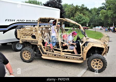 Les membres du grand public affiche visite organisée par le Fort McCoy (Wisconsin) Direction des services d'urgence le 7 août 2018, dans le cadre d'une soirée événement à Tomah, Wisconsin (Etats-Unis) Des centaines de personnes ont assisté à l'événement, qui a eu lieu au Parc du Sparta Winnebago. Introduit en 1984 par l'Association nationale de la ville, regarder la nuit dehors est un organisme de prévention du crime qui travaille en collaboration avec des milliers de groupes de surveillance de la criminalité et les organismes d'application de l'ensemble du pays. Banque D'Images