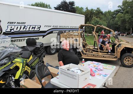 Les membres du grand public affiche visite organisée par le Fort McCoy (Wisconsin) Direction des services d'urgence le 7 août 2018, dans le cadre d'une soirée événement à Tomah, Wisconsin (Etats-Unis) Des centaines de personnes ont assisté à l'événement, qui a eu lieu au Parc du Sparta Winnebago. Introduit en 1984 par l'Association nationale de la ville, regarder la nuit dehors est un organisme de prévention du crime qui travaille en collaboration avec des milliers de groupes de surveillance de la criminalité et les organismes d'application de l'ensemble du pays. Banque D'Images