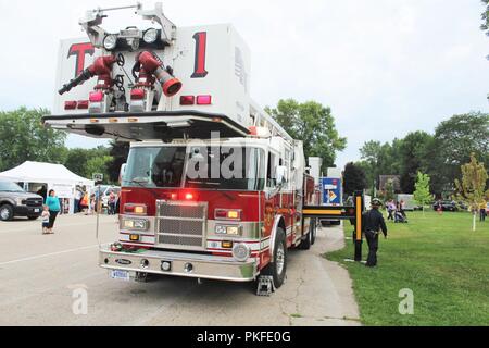 Les membres du grand public visite d'un camion d'incendie organisé par l'affichage Fort McCoy (Wisconsin) Direction des services d'urgence le 7 août 2018, dans le cadre d'une soirée événement à Tomah, Wisconsin (Etats-Unis) Des centaines de personnes ont assisté à l'événement, qui a eu lieu au Parc du Sparta Winnebago. Introduit en 1984 par l'Association nationale de la ville, regarder la nuit dehors est un organisme de prévention du crime qui travaille en collaboration avec des milliers de groupes de surveillance de la criminalité et les organismes d'application de l'ensemble du pays. Banque D'Images