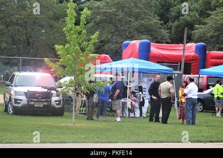 Les membres du grand public visiter une exposition le 7 août 2018, au cours de la nuit hors de cause à Tomah, Wisconsin (Etats-Unis) Des centaines de personnes ont assisté à l'événement, qui a eu lieu au Parc du Sparta Winnebago et avait aussi affiche par Fort McCoy, au Wisconsin, du personnel. Introduit en 1984 par l'Association nationale de la ville, regarder la nuit dehors est un organisme de prévention du crime qui travaille en collaboration avec des milliers de groupes de surveillance de la criminalité et les organismes d'application de l'ensemble du pays. Banque D'Images