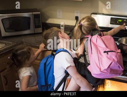 Les enfants à l'arrêt d'un four au cours d'une formation en sécurité incendie le 4 août 2018, à Mountain Home Air Force Base, Texas. La base de la prévention des incendies les pompiers ont apporté leur remorque pour enseigner aux enfants et familles que faire au cours de cuisine et chambre d'incendies. Banque D'Images