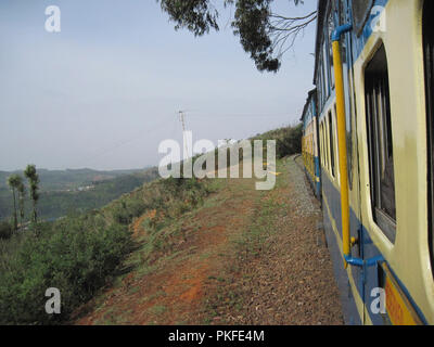 Avis d'un habitacle d'Ancienne gare toujours en cours d'exécution entre Ooty et Coonoor, Tamilnadu, Inde, Asie Banque D'Images