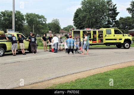 Les membres du grand public visiter une région le 7 août 2018, au cours de la nuit hors de cause à Tomah, Wisconsin (Etats-Unis) Des centaines de personnes ont assisté à l'événement, qui a eu lieu au Parc du Sparta Winnebago et avait aussi affiche par Fort McCoy, au Wisconsin, du personnel. Introduit en 1984 par l'Association nationale de la ville, regarder la nuit dehors est un organisme de prévention du crime qui travaille en collaboration avec des milliers de groupes de surveillance de la criminalité et les organismes d'application de l'ensemble du pays. Banque D'Images