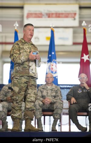 Virginie de l'adjudant général de la Garde nationale, le général James Hoyer, prend la parole lors d'une cérémonie de passation de commandement à la 167e Airlift Wing, 5 août. Le colonel David Cochran a pris le commandement de l'aile depuis le colonel Shaun Perkowski. Banque D'Images