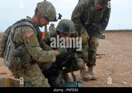 Scout snipers moldave Fire M4 carbine rifles à une gamme pour aider à renforcer et affiner leurs compétences de base dans l'adresse au tir de fusil avec l'aide de soldats de la 30e Brigade blindée de l'équipe de combat. Des soldats moldaves sont intégrés avec différentes unités relevant de la 30e Brigade blindée contre les volumes exportables (capacité de formation XCTC) exercice, 6 Août - 21, 2018. L'exercice est l'un des 30e plus grand exercice dans l'histoire récente, avec plus de 4 000 soldats citoyens à partir de la Caroline du Nord, Caroline du Sud, West Virginia, Minnesota, et le pays de Moldova.Ils seront tous aiguiser leurs combat ski Banque D'Images