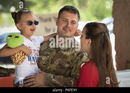 Le sergent-chef de l'US Air Force. Michael Hudnall, un chauffage, ventilation et climatisation technicien à l'ingénieur civil d'opérations spéciales du 1er escadron, le réunit avec sa famille durant l'opération Homecoming à Hurlburt Field, New York, 9 août 2018. La famille et les amis de plus de 80 commandos de l'air recueillies pour souhaiter la bienvenue à leurs proches d'un déploiement. Banque D'Images