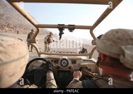 Les Marines américains avec 3e Bataillon, 6e Régiment de Marines, 2e Division de marines, et de camions, l'entreprise, 2e Bataillon du Quartier général de la Division Marine Drive une tâche Utilitaire véhicule à travers un objectif au cours de l'exercice de formation intégrée 5-18 au Marine Corps Air Ground Combat Center Twentynine Palms, en Californie le 27 juillet 2018. L'ITX est une grande échelle air-sol marin l'exercice d'intégration du groupe de travail qui se concentre sur la préparation de ses participants pour éventualités futures à travers le monde. Banque D'Images