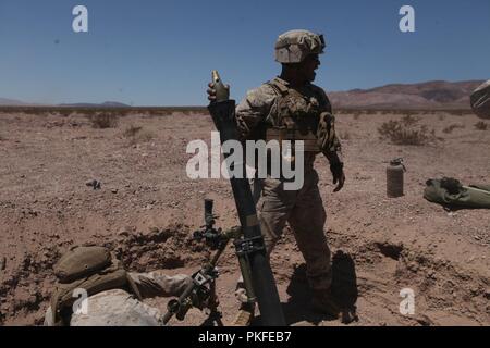 Un U.S. Marine avec 3e Bataillon, 6e Régiment de Marines gouttes une fois une M252 81mm Système de mortier au cours de l'exercice de formation intégrée (ITX) 5-18 au Marine Corps Air Ground Combat Center Twentynine Palms, en Californie le 4 août 2018. L'ITX est une grande échelle air-sol marin l'exercice d'intégration du groupe de travail qui vise à préparer les Marines et les marins de 3/6 pour les imprévus. Banque D'Images