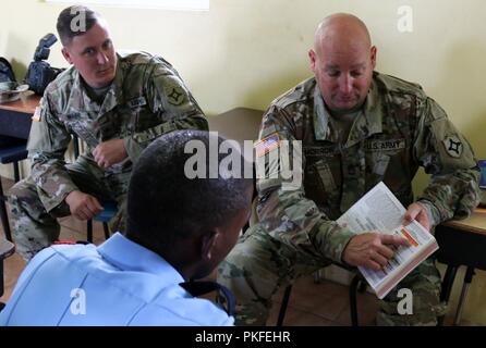 Le Sgt. First Class Alden C. Morrow, sous-officier responsable des armes chimiques, biologiques, radiologiques, nucléaires, des explosifs de la force de réaction accrue et un membre de la St Kitts et Nevis Services d'incendie et de sauvetage (SKNFRS) revoir le Guide des mesures d'urgence. Marrow a avisé l'SKNFRS états comment lire et interpréter les données dans le guide. Banque D'Images