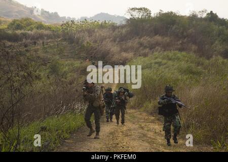 Les Marines américains avec la compagnie Kilo, 3e Bataillon, 3e Marines mener l'évacuation médicale formation avec des marines de l'Indonésie au cours de l'échange de peloton KORMAR à Antralina 2018 Domaine de formation, l'Indonésie, le 10 août. En 2018. Le programme d'échanges militaires entre l'Indonésie et des États-Unis consiste à chaque pays l'envoi d'un peloton de Marines pour vivre et apprendre ensemble à la base militaire de l'autre. Ce programme améliore la capacité des deux services et affiche leur engagement à partager l'information et accroître la capacité de réagir aux crises ensemble. Banque D'Images