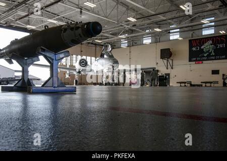 Une bombe repose sur un stand à la normalisation d'armes l'article, le 7 août 2018, à Moody Air Force Base, Ga, la section assure la normalisation des armes armes charger les équipes sont prêtes au combat par le biais d'évaluations composé d MPRLs, semi-évaluations annuelles et des inspections aériennes. Banque D'Images