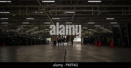 Les étudiants de l'Misawa City Camp anglais voir les véhicules au cours d'une visite de l'exploitation du véhicule composé à Misawa Air Base, Japon, le 2 août 2018. Lors d'une visite à la base, les étudiants ont visité divers centres de travail sur la base, y compris la 35e Escadre de chasse des Forces de sécurité de l'administration centrale, 35e Escadron, 35e Escadron de préparation logistique, Naval Air Facility le siège et 35e Escadron de génie civil de la station d'incendie 1. Banque D'Images