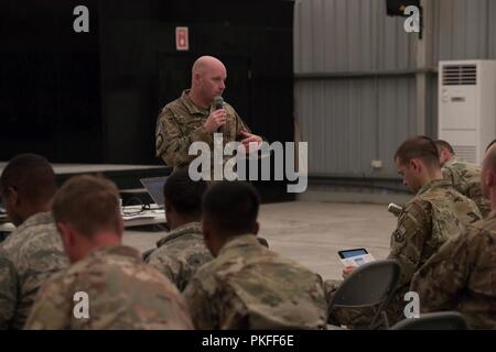 Le colonel Cory Reid, premier volet de la Réserve aérienne, conseiller parle à Réserve aérienne et les membres de la Garde nationale aérienne à une assemblée publique sur la base aérienne d'Al Dhafra, Aug 9. Reid, avec le Lieutenant-colonel Andrew Frankel, adjoint de la composante Réserve advisor, a visité la réserve et de la garde dans la 380e escadre expéditionnaire aérienne afin de les informer sur leur intitulé Avantages et répondre à toute préoccupation que les membres pourraient avoir pendant le déploiement. Banque D'Images