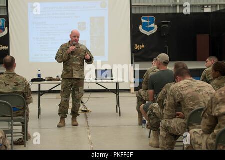 Le colonel Cory Reid, premier volet de la Réserve aérienne, conseiller parle à Réserve aérienne et les membres de la Garde nationale aérienne à une assemblée publique sur la base aérienne d'Al Dhafra, Aug 9. Reid, avec le Lieutenant-colonel Andrew Frankel, adjoint de la composante Réserve advisor, a visité la réserve et de la garde dans la 380e escadre expéditionnaire aérienne afin de les informer sur leur intitulé Avantages et répondre à toute préoccupation que les membres pourraient avoir pendant le déploiement. Banque D'Images