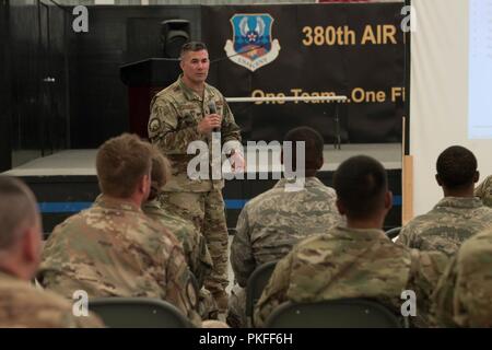 Le lieutenant-colonel Andrew Frankel, adjoint de la composante Réserve advisor, parler à la réserve et de la Garde nationale aérienne membres lors d'une réunion publique sur la base aérienne d'Al Dhafra, Aug 9. Frankel le long avec le Colonel Cory Reid, premier volet de la Réserve aérienne, conseiller d' l'AOR pour informer les membres de la Réserve et de la garde sur leurs droits acquis pendant le déploiement. Banque D'Images