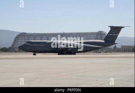 Un C-5M Super Galaxy de Travis Air Force Base, Californie arrive à Sunnyvale, Californie, le 26 juillet 2018. L'avion sera utilisé pour transporter une extrêmement haute fréquence avancée-4 satellite communication à Cape Canaveral Air Force Station, en Floride. Banque D'Images