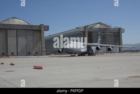 Un C-5M Super Galaxy de Travis Air Force Base, Californie arrive à Sunnyvale, Californie, le 26 juillet 2018. L'avion sera utilisé pour transporter une extrêmement haute fréquence avancée-4 satellite communication à Cape Canaveral Air Force Station, en Floride. Banque D'Images