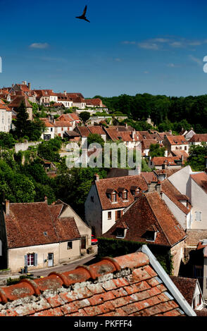 Vue panoramique sur la ville de Semur-en-Auxois, en Côte d'Or (France, 24/06/2010) Banque D'Images