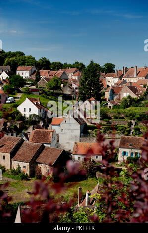 Vue panoramique sur la ville de Semur-en-Auxois, en Côte d'Or (France, 24/06/2010) Banque D'Images