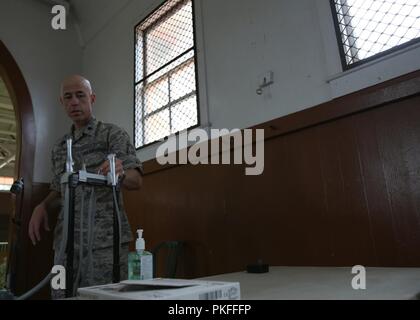 Le Lieutenant-colonel de l'US Air Force Dwight Carvalho, officier responsable des services dentaires affecté à la 129e Escadre de sauvetage, California Air National Guard, inspecte l'équipement dentaire pour être utilisé pour des soins Tropic Maui County 2018, Lanai City, HI. Le 11 août 2018. Soins Tropic 2018 Maui County fournit des services médicaux et les membres du personnel de soutien des formations de préparation pour préparer de futurs déploiements tout en offrant des avantages directs et durables pour la population de Maui, Molokai, Lanai, août et 11-19. Banque D'Images