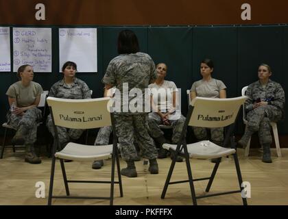 Lieutenant-colonel de l'US Air Force Dorthy Hinkley (centre), un optométriste affecté à la 129e Escadre de sauvetage, California Air National Guard, des notes d'une équipe médicale avant de Tropic, 2018 Comté de Maui de Lanai City, HI. 10 août, 2018. Soins Tropic 2018 Maui County fournit des services médicaux et les membres du personnel de soutien des formations de préparation pour préparer de futurs déploiements tout en offrant des avantages directs et durables pour la population de Maui, Molokai, Lanai, août et 11-19. Banque D'Images