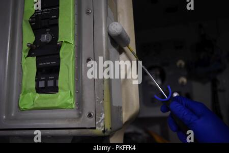 Navigant de première classe Ariel Smith, 60e Escadron de maintenance technicien de maintenance en structures d'aéronefs, les peintures à l'intérieur d'un C-17 Globemaster III de Travis Air Force Base, en Californie, le 6 août 2018, à Joint Base Lewis-McChord, dans l'état de Travis et aviateurs McChord essaient de bâtir un partenariat où Travis C-17 sont peintes dans la grange. peinture McChord Banque D'Images