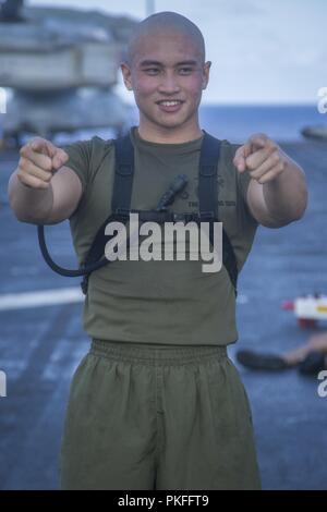Des marins du navire amiral USS Blue Ridge (LCC 19) de la 7e flotte ...
