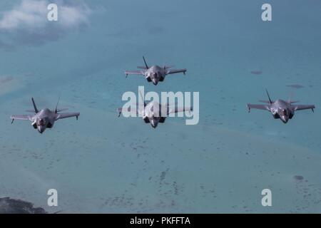 Océan Pacifique - Quatre F-35B Lightning II avec Marine Fighter Attack Squadron 211, 13e Marine Expeditionary Unit (MEU), voler au-dessus de l'océan Pacifique lors d'un déploiement prévu de la Essex Groupe amphibie (ARG), et le 13e MEU, 1er août 2018. L'Essex ARG/13e MEU est une équipe capable et létales Navy-Marine Corps équipe déployée à la 7e flotte zone d'opérations pour soutenir la stabilité régionale, de rassurer les partenaires et alliés et maintenir une présence postured à répondre à n'importe quelle crise allant de l'aide humanitaire aux opérations de contingence. L'Essex et ARG 13e MEU est le fi Banque D'Images