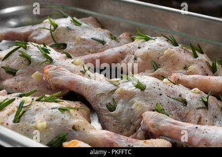 Matières les cuisses de canard farci au romarin et l'ail dans un bac métallique close up Banque D'Images