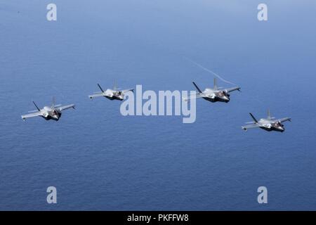 Océan Pacifique - Quatre F-35B Lightning II avec Marine Fighter Attack Squadron 211, 13e Marine Expeditionary Unit (MEU), voler au-dessus de l'océan Pacifique lors d'un déploiement prévu de la Essex Groupe amphibie (ARG), et le 13e MEU, le 2 août 2018. L'Essex ARG/MEU est une équipe solide, souple, réactive et cohérente vigueur déployée dans la zone d'opérations de la 7e flotte pour soutenir la stabilité régionale, de rassurer les partenaires et les alliés maintenir une présence de l'aide prêt à répondre à n'importe quelle crise de l'aide humanitaire aux opérations de contingence. L'Essex et ARG 13e MEU est le premier co Banque D'Images