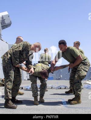 Océan Pacifique (Juillet 28, 2018) Les Marines affectés à 13e Marine Expeditionary Unit (MEU) effectuer le contrôle des émeutes de la formation sur le gaillard de San Antonio-classe de transport amphibie USS dock Anchorage (LPD 23) lors d'un déploiement prévu d'Essex Groupe amphibie (ARG) et 13e MEU. L'Essex ARG/MEU team est une force solide et souple et évolutive équipée pour répondre à n'importe quelle crise allant de l'aide humanitaire et des secours aux opérations de contingence. Banque D'Images