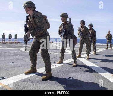 Océan Pacifique (Juillet 29, 2018) Les Marines affectés à la 13e Marine Expeditionary Unit (MEU), participer à un exercice d'entraînement de tir des armes à feu sur le pont de vol lors d'un déploiement prévu d'Essex Groupe amphibie (ARG) et 13e Marine Expeditionary Unit (MEU). L'Essex ARG/MEU team est une force solide et souple et évolutive équipée pour répondre à n'importe quelle crise allant de l'aide humanitaire et des secours aux opérations de contingence. Banque D'Images