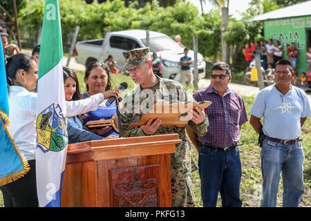 Le colonel des marines américain Michael H. Oppenheim, le commandant de marine à des fins spéciales du Groupe de travail air-sol - région Sud, donne son mot d'ouverture avant la coupe du ruban et de transfert de clés sur un site de construction où les Marines ont travaillé ensemble avec les ingénieurs du Guatemala à La Paz, le Guatemala, le 6 août 2018 . Les Marines et les marins d'SPMAGTF-SC mènent la coopération de sécurité et de formation projets d'ingénierie avec des forces militaires de la nation d'Amérique centrale et du Sud. L'unité est également prêt à fournir une aide humanitaire et des secours en cas d'h Banque D'Images