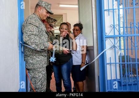 Le colonel des marines américain Michael Oppenheim et le lieutenant-colonel d'infanterie de marine colombienne Erick Del Rio, le commandant et le commandant adjoint du Groupe de travail air-sol marin - région Sud, a coupé le ruban et remettre les clefs à une clinique de l'SPMAGTF-SC reconstruite pour la communauté de La Paz, au Guatemala, le 6 août 2018. Les Marines et les marins d'SPMAGTF-SC mènent la coopération de sécurité et de formation projets d'ingénierie avec des forces militaires de la nation d'Amérique centrale et du Sud. L'unité est également prêt à fournir une aide humanitaire et secours en cas de catastrophe dans le même Banque D'Images