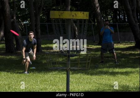 Un aviateur de l'US Air Force lance un Frisbee pendant un rond de disc golf à Misawa Air Base, Japon, Juillet 27, 2018. Disc golf a été l'un des 16 membres de l'équipe événements Misawa pourrait participer pendant le deuxième équipe annuel Misawa Relations et résilient. Journée de reconnaissance La 35e Escadre de chasse corps chapelle a coordonné l'événement comme un test de moral des aviateurs de l'Aviateur complet piliers de forme physique-mentale, physique, sociale et spirituelle, qui fait la promotion d'un sentiment de communauté. Banque D'Images