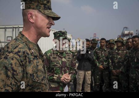 JAKARTA, INDONÉSIE (16 août 2000 12, 2018)- U.S. Marine Le Lieutenant-colonel Brian Hatfield, commandant du bataillon logistique de combat 13, 13e Marine Expeditionary Unit (MEU), parle avec l'Indonesian marines tandis que à bord de la classe Whidbey Island landing ship dock USS Rushmore (LSD 47) lors d'un déploiement prévu d'Essex Groupe amphibie (ARG) et 13e MEU. CARAT en Indonésie, en sa 24ème itération, est conçu pour accroître l'échange d'information et de coordination, de bâtir la capacité de combat de mutuelle et favoriser à long terme la coopération régionale permettant aux deux forces armées partenaire pour l'exploitation efficace Banque D'Images