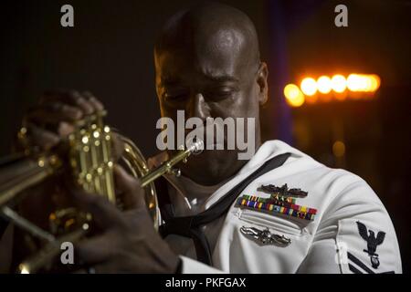 JAKARTA, INDONÉSIE (16 août 2000 11, 2018) - U.S. Navy Maître de 1ère classe Vincent Moody, un musicien avec le 7e Groupe de la flotte, joue de la trompette alors qu'à bord de l'île de Whidbey-class USS Rushmore (LSD 47) au cours de la préparation et de la formation Coopération à flot (CARAT) l'Indonésie en 2018. CARAT en Indonésie, en sa 24ème itération, est conçu pour accroître l'échange d'information et de coordination, de bâtir la capacité de combat de mutuelle et favoriser à long terme la coopération régionale permettant aux deux forces armées partenaire d'opérer efficacement ensemble comme une force maritime unifié. Banque D'Images