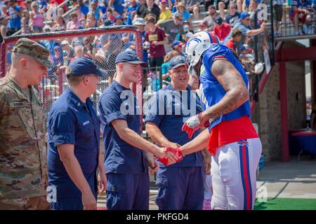 Stinekraus Erik marin, un pompier affecté à Buffalo, du secteur de l'Atlantique de la US Coast Guard, serre la main avec le receveur Buffalo Bills Kelvin Benjamin pendant les Bills de Buffalo' camp d'entraînement à Saint John Fisher College, Rochester, N.Y., 5 août 2018. Les membres des unités militaires de l'ouest de New York, ont été invités par l'équipe de participer à la semaine d'appréciation de la NFL militaire. Banque D'Images