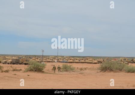 Groupe de travail de l'acier piscine moteur- "Nous avons traité un peu près de 4 000 soldats à travers l'unité de rotation un bivouac, depuis que je suis ici à la fin de juillet, et transformés et ont organisé plus de 2 100 véhicules à roues et à chenilles à notre grande piscine à moteur qui sont prêts pour les équipages à l'homme et se déplacer dans les secteurs d'entraînement", a déclaré le Sgt. Walter Mansfield, l'un des 113SB's sous-officiers supérieurs travaillant à la RUBA. La 30e Brigade blindée est l'équipe de combat participant à la capacité de formation de combat exportables (XCTC) exercice à Fort Bliss, Texas 6-28 Août, 2018. L'exercice, un XCTC gérés Banque D'Images