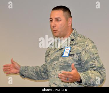 Le lieutenant-colonel Orlando Chavez partage sa philosophie du leadership avec LDP 1 classe les membres à l'administration centrale du district, le 1 août 2018. Banque D'Images