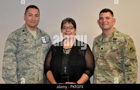 (L-R) : Le lieutenant-colonel Orlando Chavez Chavez ; Rose, ACE-IT operations officer ; et le Chef de District de Albuquerque Le Lieutenant-colonel Larry Caswell, Jr., après que le lieutenant-colonel Chavez partagé sa philosophie du leadership avec le quartier du LDP je classe, 1 août 2018. Banque D'Images