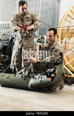 Tech. Le Sgt. Kenneth O'Brien et le sergent. Michael Galindo, 320th Special Tactics Squadron pararescuemen, abaisser et détacher un mannequin de formation à partir d'un système de corde, 20 août 2018, à Kadena Air Base, au Japon. Des dizaines de militaires américains, y compris les aviateurs de sauveteurs-parachutistes basés à Okinawa, faisaient partie d'un effort multinational qui a sauvé 12 jeunes joueurs de football et leur entraîneur, d'une cave inondée en Thaïlande. Banque D'Images