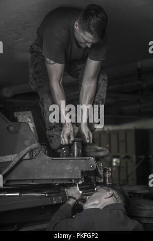 Océan Pacifique - U. S. Marines Le Cpl. Wesley Robinson, un véhicule avec l'opérateur du bataillon logistique de combat 13, 13e Marine Expeditionary Unit (MEU), et le Sgt. James Jellison, un réservoir tank crewman avec détachement, 13e MEU, travailler sur un camion 7 tonnes lors d'un déploiement prévu de la Essex Groupe amphibie (ARG) et la 13e MEU, le 26 juillet 2018. L'Essex ARG/MEU est une équipe solide, souple, réactive et cohérente capable de la guerre de manœuvre dans tous les domaines, il est équipé et évolutive pour répondre à n'importe quelle crise de l'aide humanitaire et des secours aux contin Banque D'Images