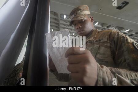 La CPS de l'armée américaine. Takory Coleman, 149e Port Maritime Operations Company, 10e bataillon de transport, 7e Brigade des transports, contient l'information au cours de l'effort de sauvetage Dragon 31 juillet 2018, au centre de formation d'application de la loi fédérale à Charleston, S.C. Le 841e bataillon de transport a accueilli l'exercice, en facilitant la formation des soldats affectés à Fort Bragg, Caroline du Nord, et Fort Eustis, en Virginie, l'exercice avait pour but de former les participants dans la planification et les processus d'injection, convoi, port et opérations de navires. Banque D'Images