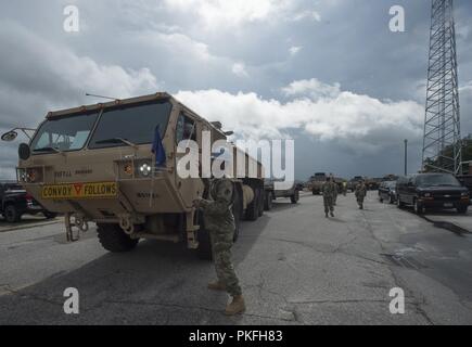 Les soldats de l'armée américaine, 149e Port Maritime Operations Company, 10e bataillon de transport, 7e Brigade des transports, les véhicules se déplacent sur un navire pendant l'exercice, 31 juillet Lifeline Dragon 2018, au centre de formation d'application de la loi fédérale à Charleston, S.C. Le 841e bataillon de transport a accueilli l'exercice, en facilitant la formation des soldats affectés à Fort Bragg, Caroline du Nord, et Fort Eustis, en Virginie, l'exercice avait pour but de former les participants dans la planification et les processus d'injection, convoi, port et opérations de navires. Banque D'Images